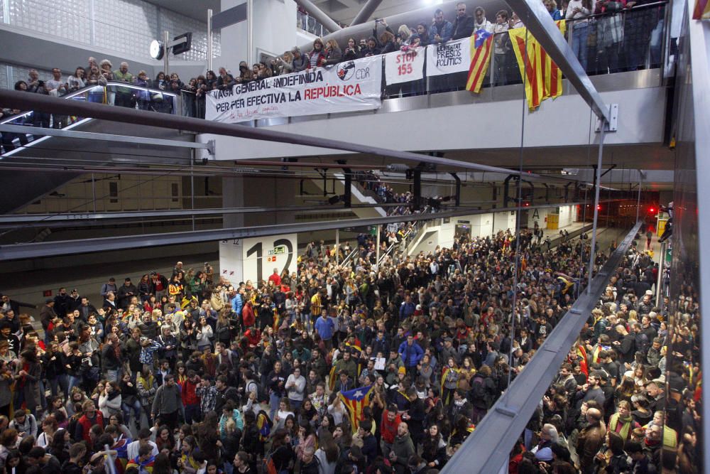 Manifestants tallen les vies del TAV a l'estació de Girona