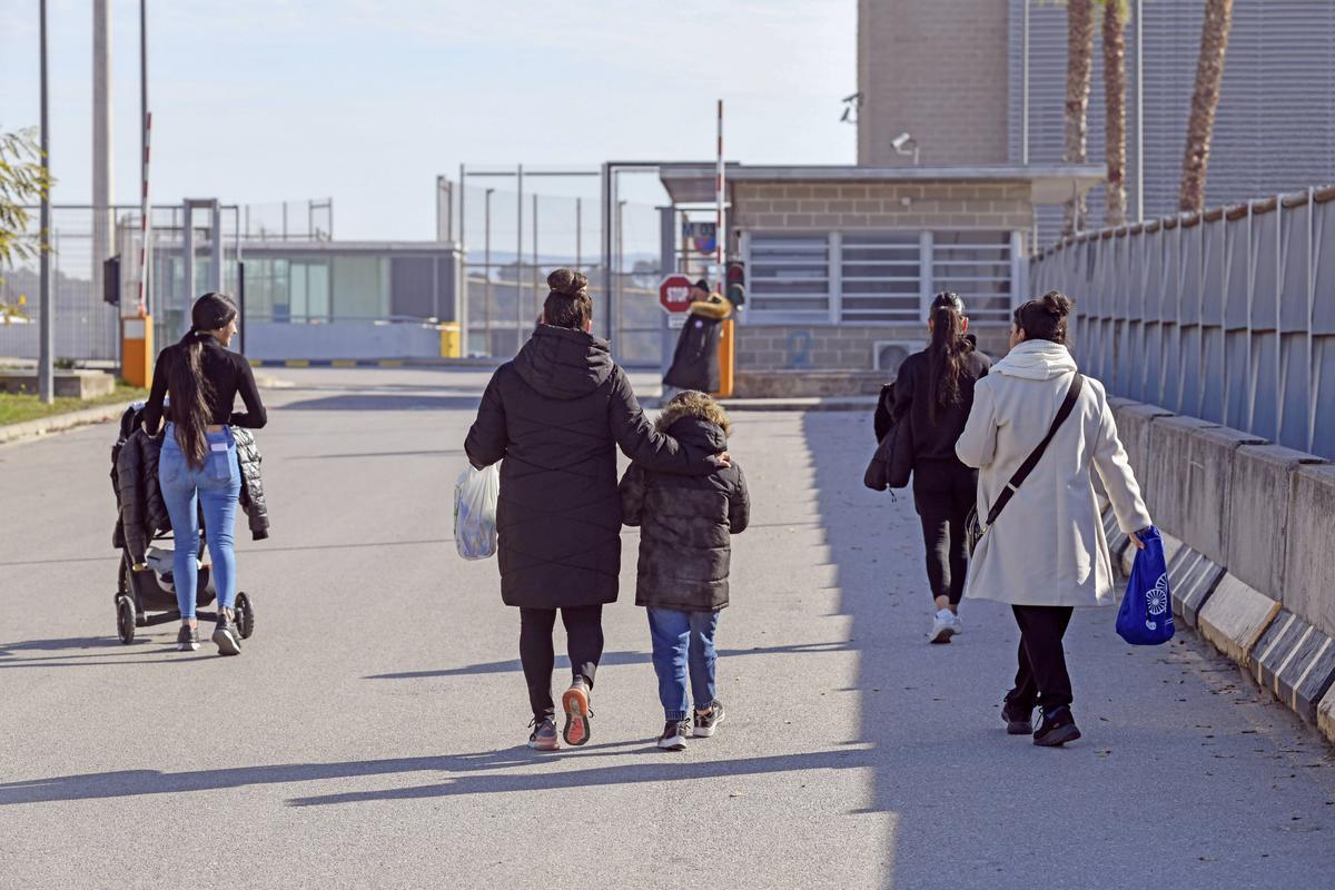 Familiares visitan a los presos en el Centro Penitenciario Quatre Camins.