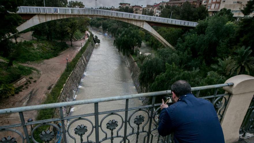 El cauce del Vinalopó con más agua por las lluvias.