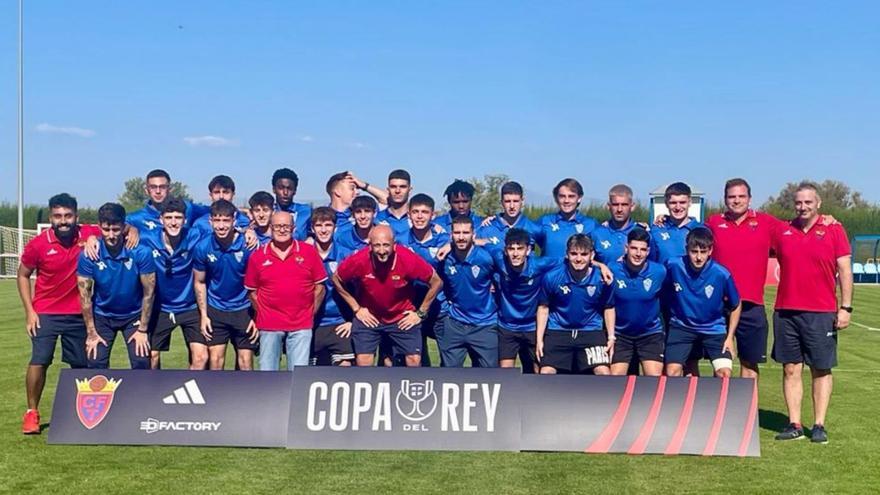El Tardienta posa con el cartel que le acredita como clasificado para la Copa del Rey.
