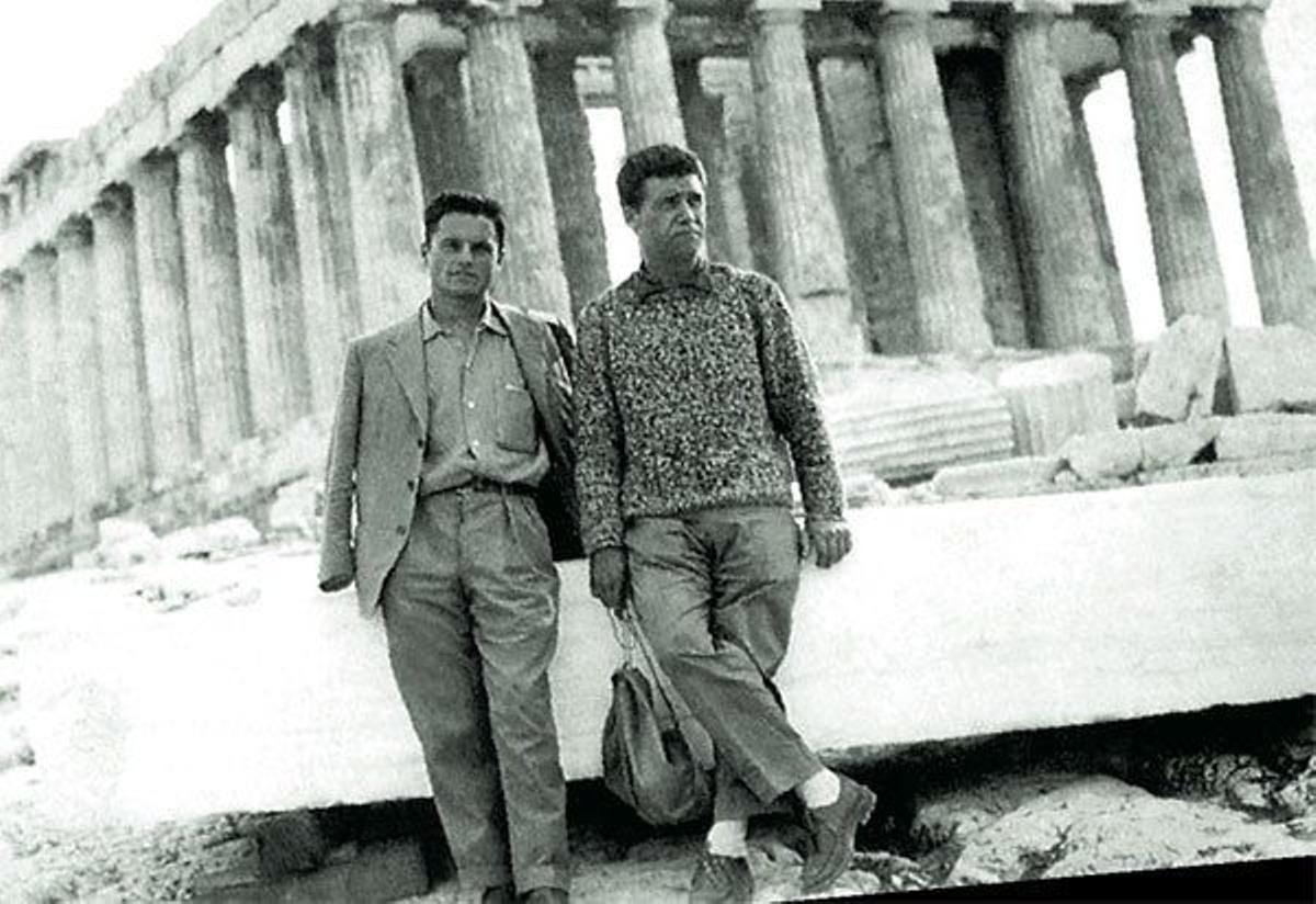 Antonio López en 1958 ante el Partenón, en Grecia.