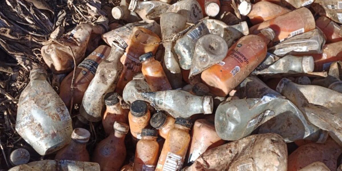 Botellas acumuladas en la zona que ANSE denuncia.