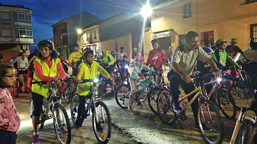 Un centenar de personas asisten a la VIII Marcha Cicloturista nocturna de San Cristóbal de Entreviñas