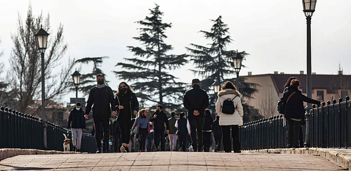 Utilización peatonal del Puente de Piedra. | Emilio Fraile