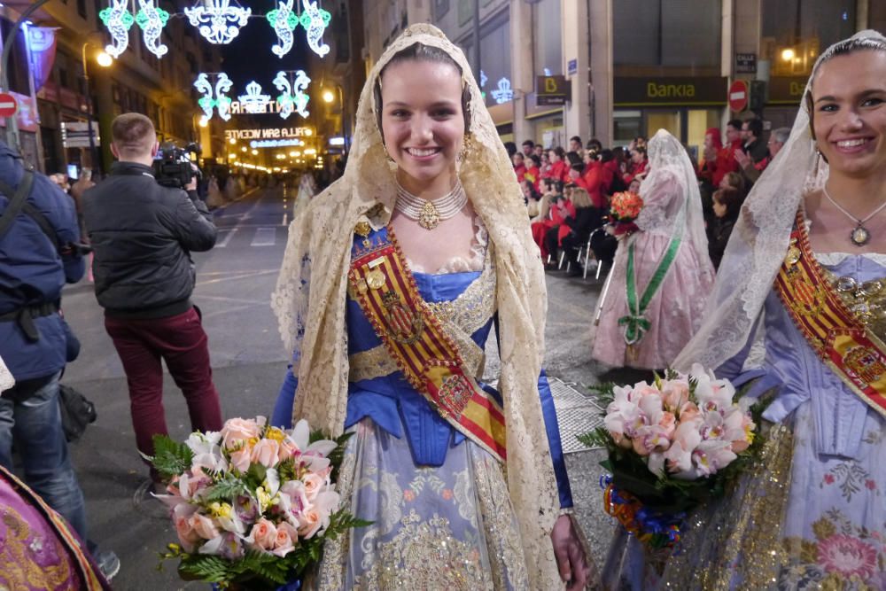 Así desfiló Sofía Soler y la comitiva oficial en la Ofrenda