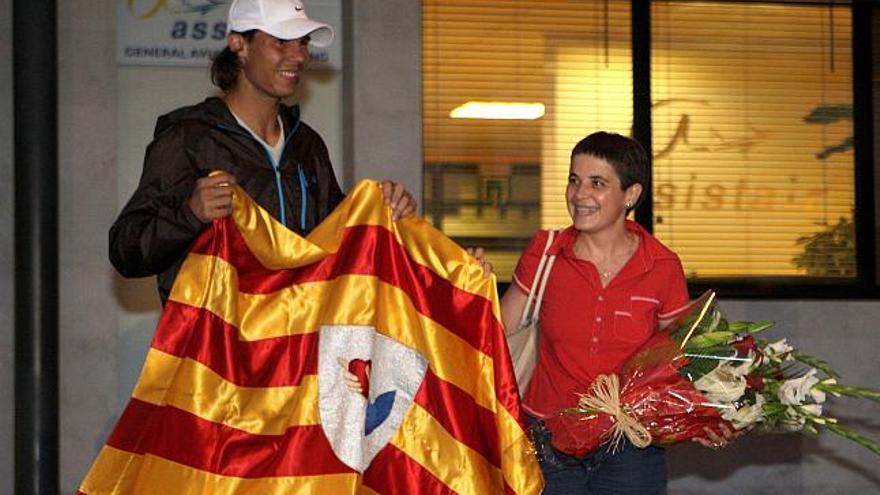 La concejala d´Esports entregó a Rafel Nadal la bandera de Manacor.