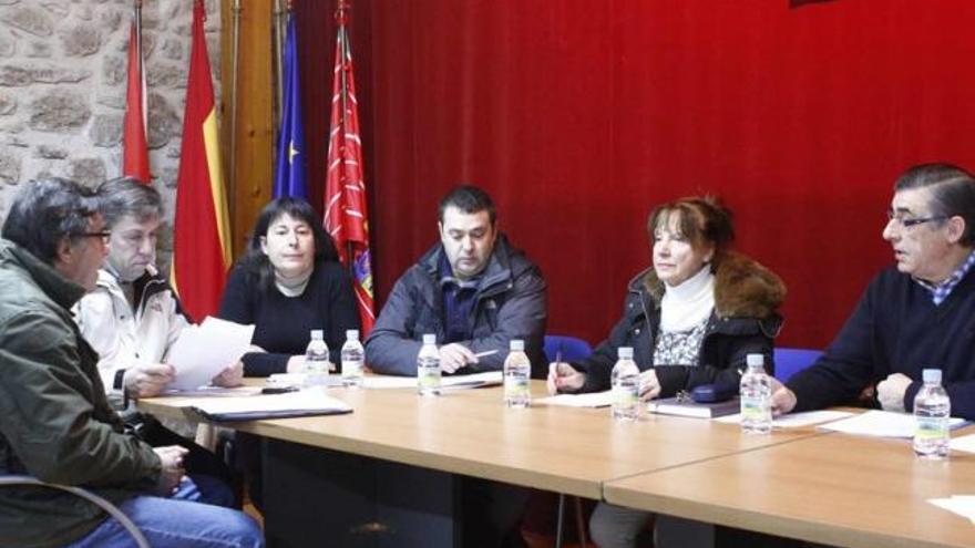 Corporativos del Ayuntamiento de Fermoselle durante el desarrollo de una sesión plenaria.
