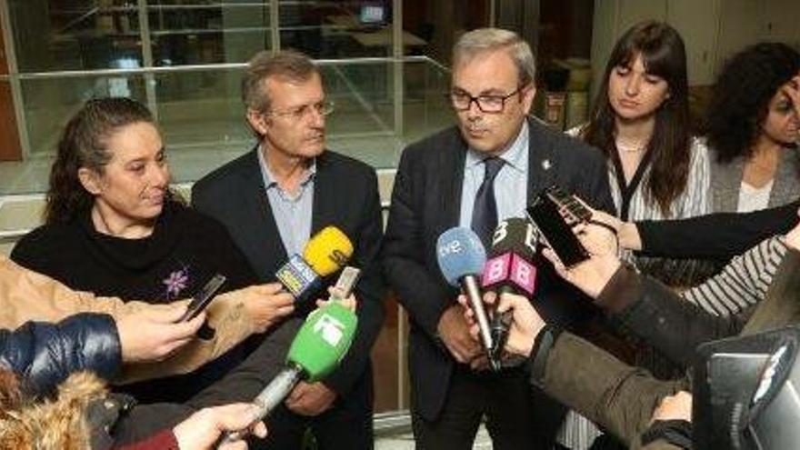 De Sans, el ex conseller Joan Boned, Vicent Torres y Lucía Prats, durante la presentación de la oficina.