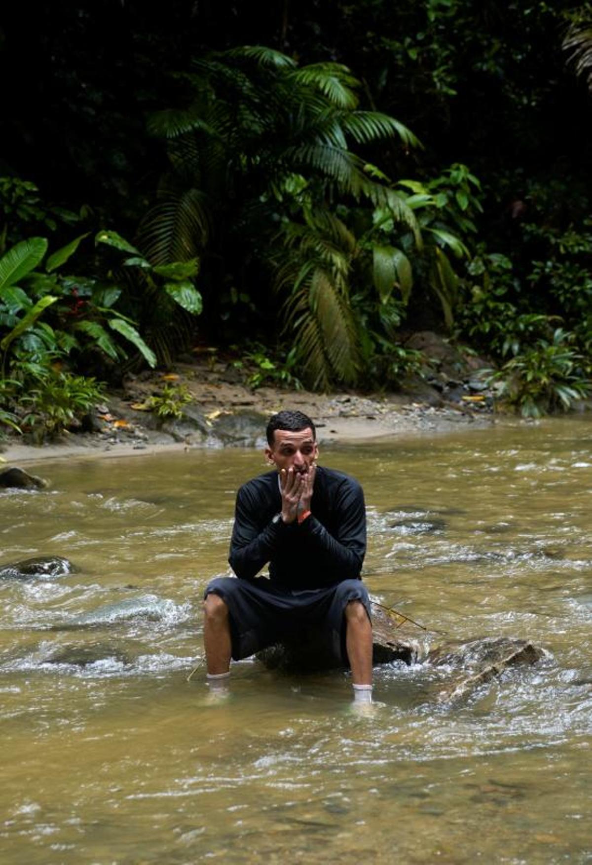 Migrantes cruzan el río Muerto en el Tapón del Darién, de viaje hacia los Estados Unidos, en Acandi, Colombia