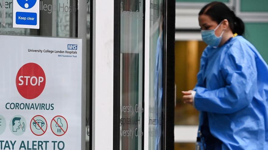 Una trabajadora sanitaria, ante un hospital de Londres.