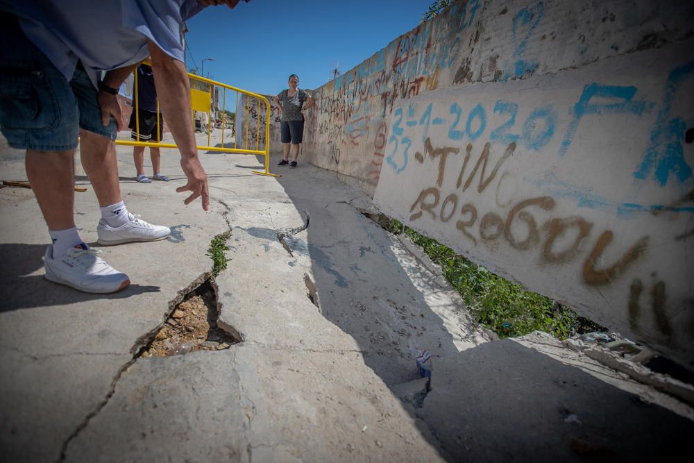 Socavones, grietas... los vecinos de la calle San Bruno de Callosa temen que se venga abajo. El Síndic de Greuges investiga qué van a hacer las administraciones ante la denuncia de treinta familias qu