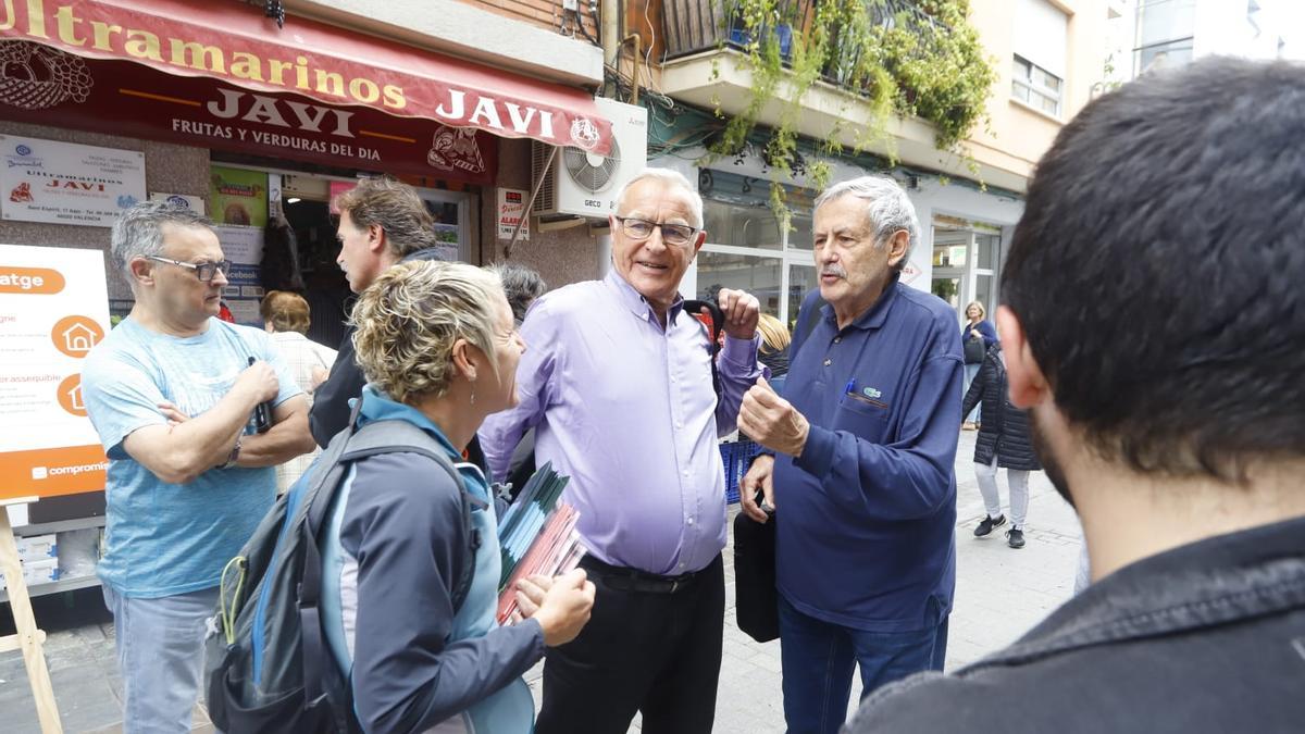 Robles y Ribó charlan con un vecino de Benimaclet.