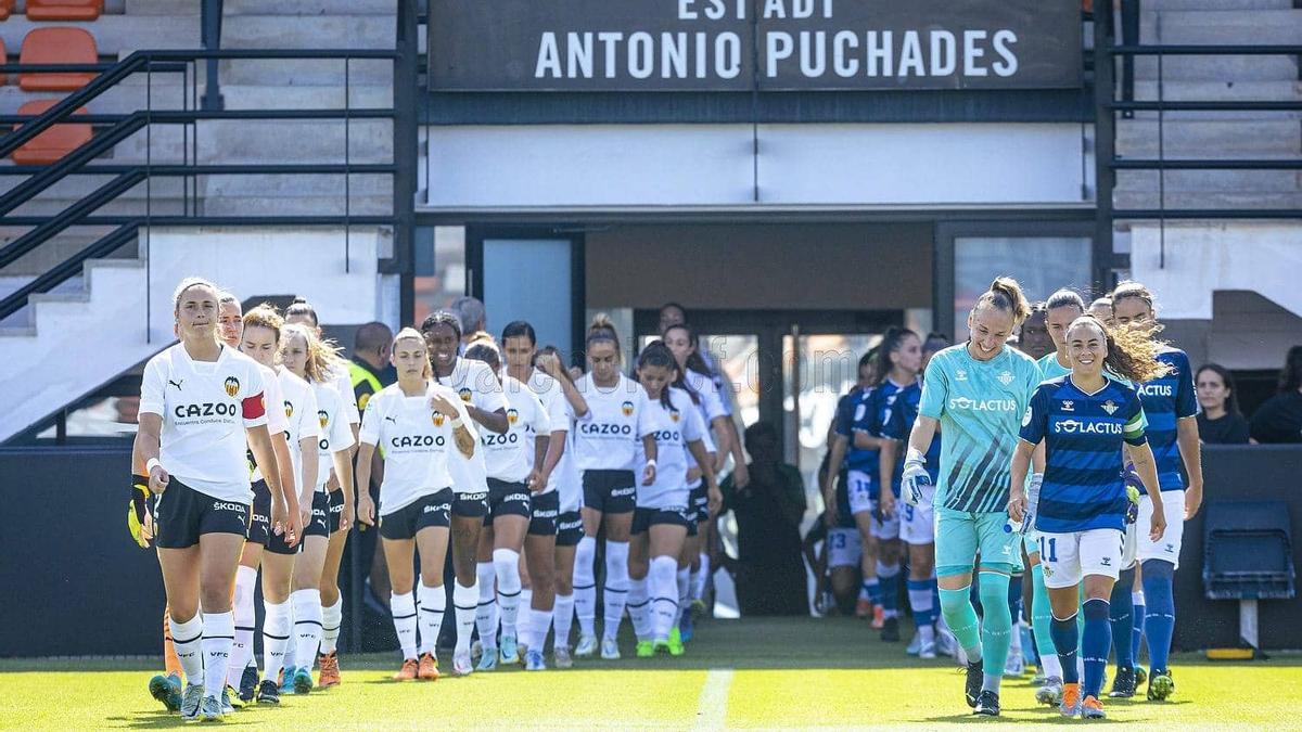Ambos conjuntos saltando al terreno de juego