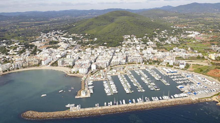 Vista parcial del municipio de Santa Eulària, con el puerto deportivo en primer término.