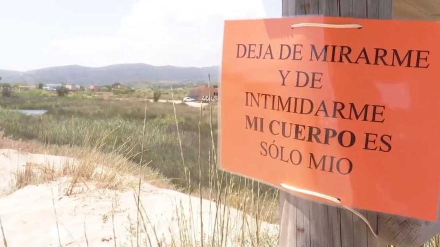 Un cartell en una platja nudista, en una imatge d&#039;arxiu