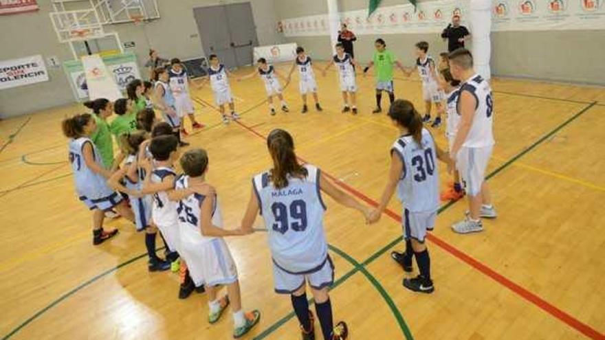 Los equipos malagueños celebran el éxito logrado en Estepona.