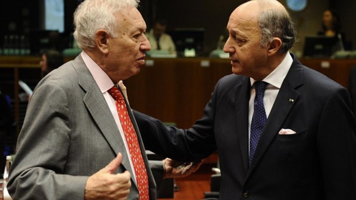 Margallo habla con su homólogo francés, Laurent Fabius, en una reunión en Bruselas.