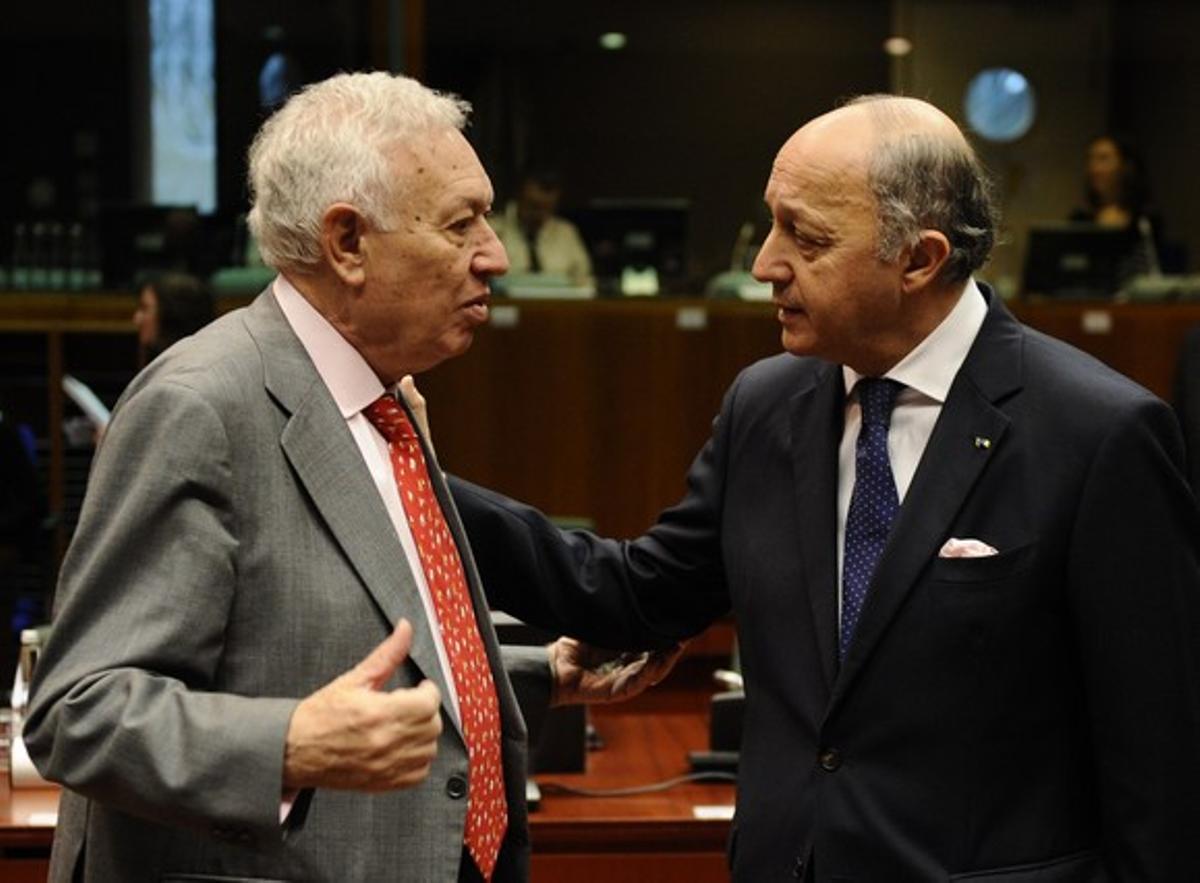 Margallo parla amb el seu homòleg francès, Laurent Fabius, en una reunió a Brussel·les.