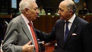 Margallo parla amb el seu homòleg francès, Laurent Fabius, en una reunió a Brussel·les.