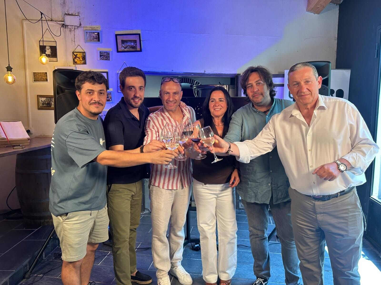 Ángel Domínguez (realizador del vídeo), Jonathan Garrote (cocinero), David Mendieta, María del Carmen Fernández y Domingo Ramos (socios de la Bodega Castro Mendi) y Javier Faúndez (presidente de la Diputación de Zamora).
