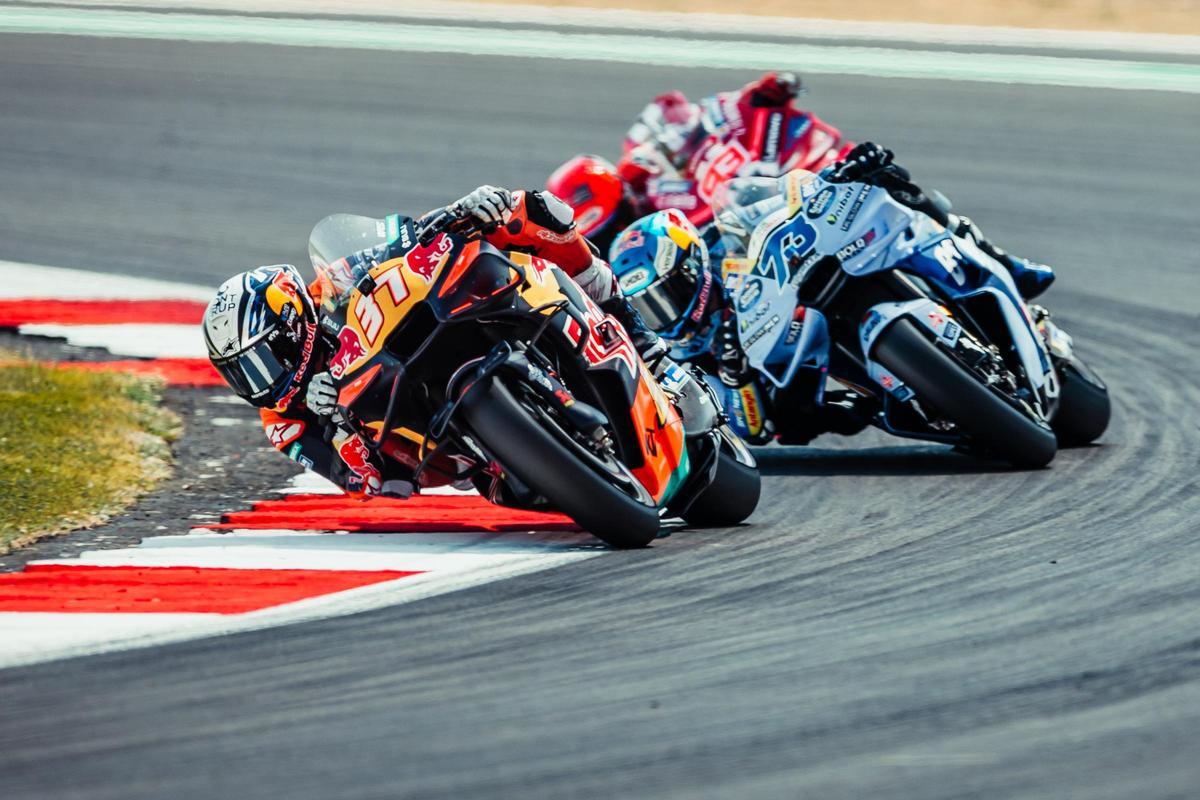 Pedro Acosta, rodando por delante de Álex y Marc Márquez
