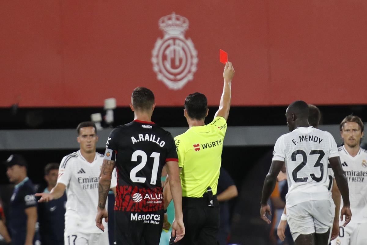 Momento de la expulsión de Mendy contra el Mallorca.