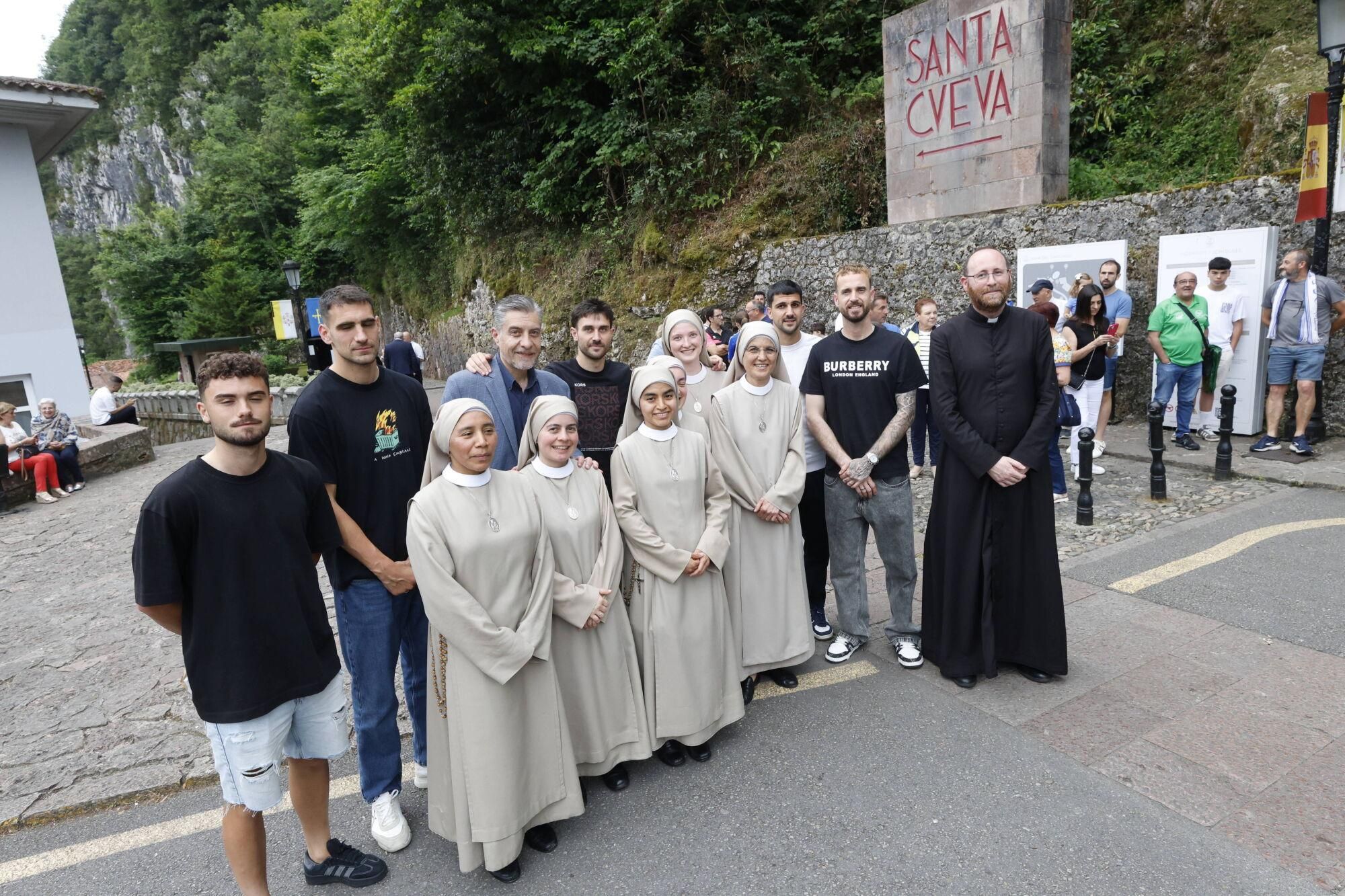 El conjunto carbayón visita a la Virgen de Covadonga
