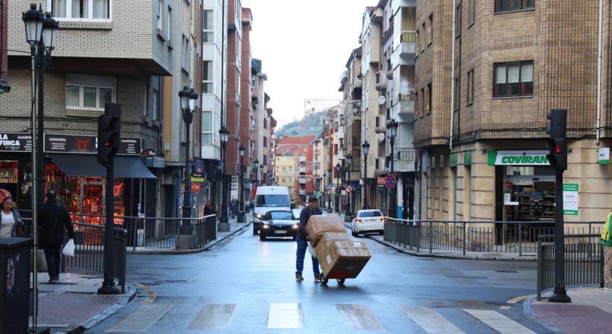 El barrio que amortigua el bache demográfico con la mayor proporción de extranjeros de toda Asturias