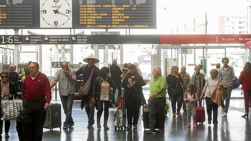 Un grupo de turistas llegando a la estación de Renfe de Alicante en uno de los últimos puentes vacacionales.