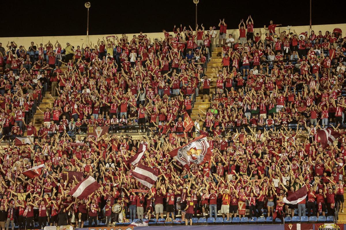 Afición del Real Murcia animando a su equipo en el José Rico Pérez.