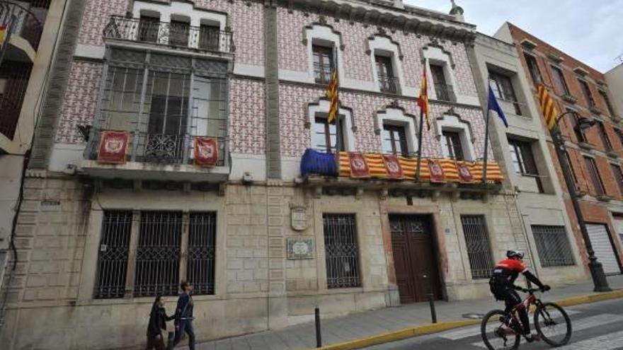 Plantilla de la Policía Local junto a las dependencias de la Jefatura de Crevillent.