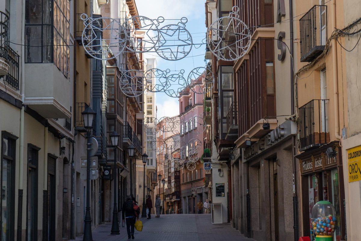 Luces de Navidad instaladas en la calle San Andrés.