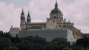 El edificio que acoge la Galería de las colecciones reales, situado por debajo de la catedral de La Almudena en la célebre cornisa donde también se sitúa en Palacio Real.