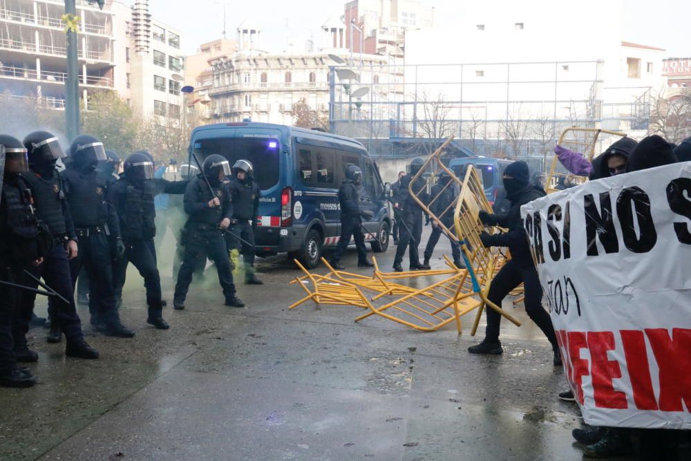 Manifestació contrària a l'acte de Borbonia a Girona pel Dia de la Constitució