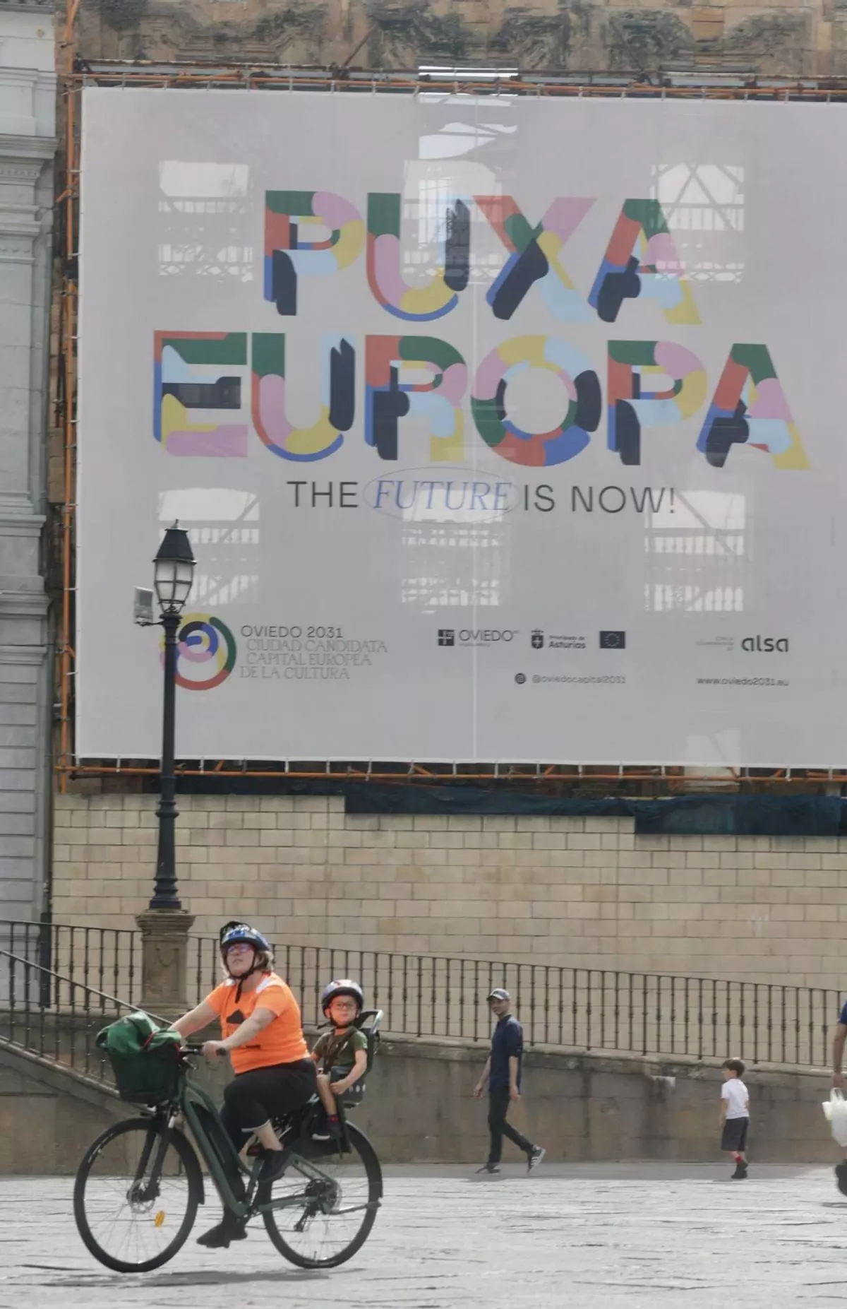 La candidatura a la capitalidad cultural europea luce en una lona de cien metros cuadrados