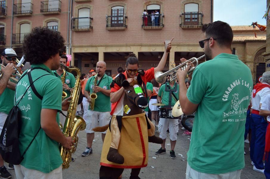 Así fue el desfile inaugural de las peñas