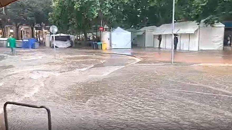 La plaça Neus Catala, inundada per la pluja d&#039;aquest divendres a Manresa