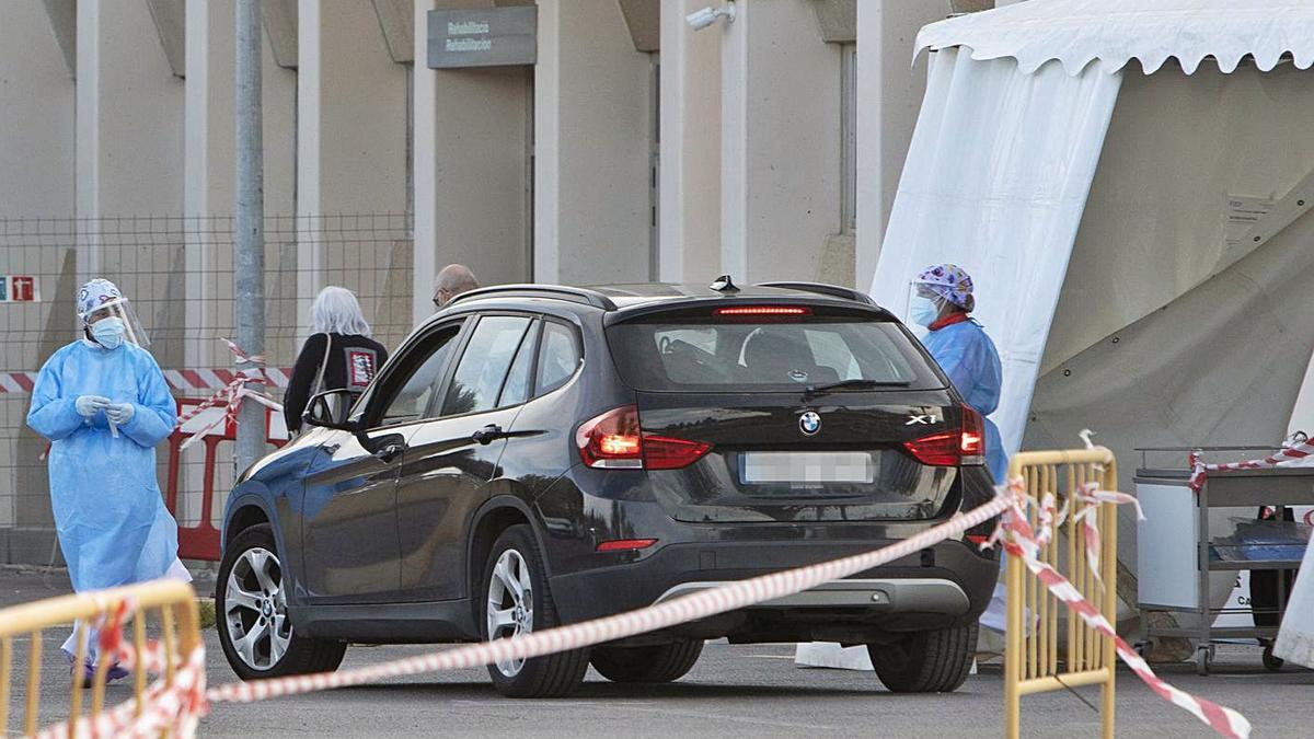 Sanitarios, al ir a hacer una de las PCR en el Hospìtal de Sagunt. | DANIEL TORTAJADA