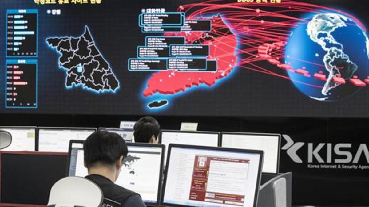 Ciberseguridad 8Empleados de la Agencia Coreana de Seguridad e Internet rastrean la red.
