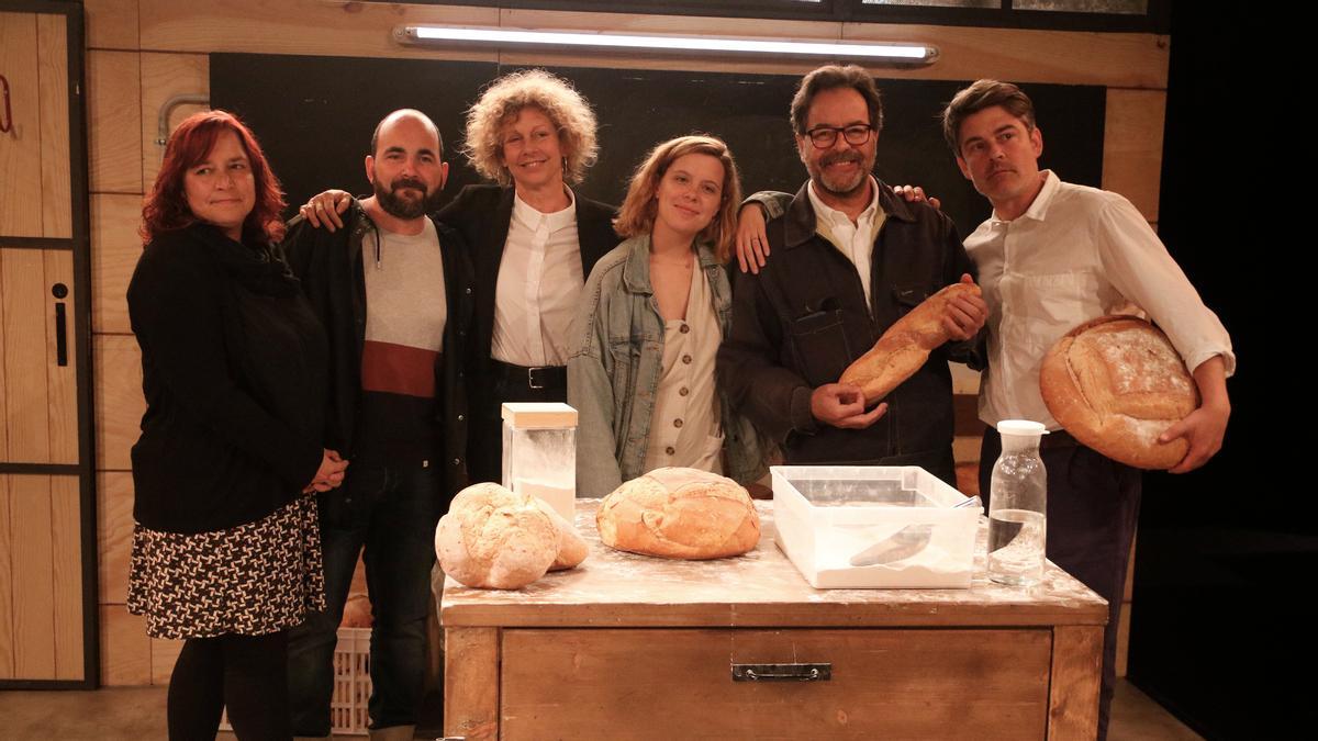 Los autores y directores de la obra junto al equipo actoral en el ’obrador’ de ’Una teràpia integral’ montado en La Villarroel. Los autores y directores de la obra junto al equipo actoral en el ’obrador’ de ’Una teràpia integral’ montado en La Villarroel.