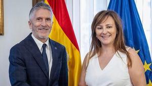 El ministro del Interior en funciones, Fernando Grande-Marlaska, y la consejera de Presidencia, Administraciones Públicas, Justicia y Seguridad del Gobierno de Canarias, Nieves Lady Barreto, se reúnen en Madrid