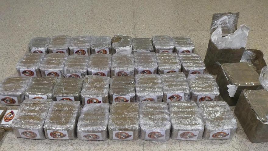 Aturen dos homes a l'AP-7 a Agullana i els hi troben 12.000 euros i dinou quilos d'haixix amagats a la roda de recanvi