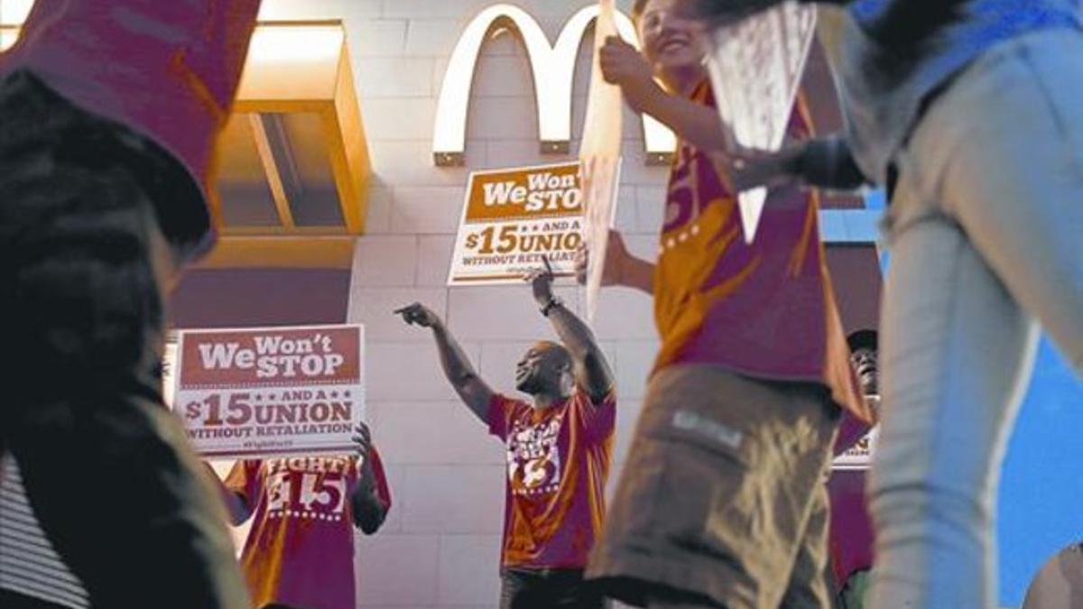 Movilización 8Trabajadores de Mc Donalds exigen un incremento del salario mínimo en Miami Gardens (Florida).