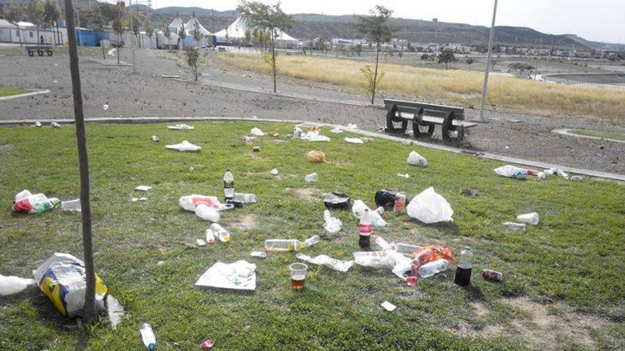 Quejas por la suciedad del botellón junto al recinto ferial