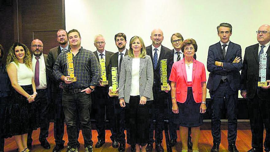 Foto de familia del pasado año con los galardonados en los Premios Innobankia.