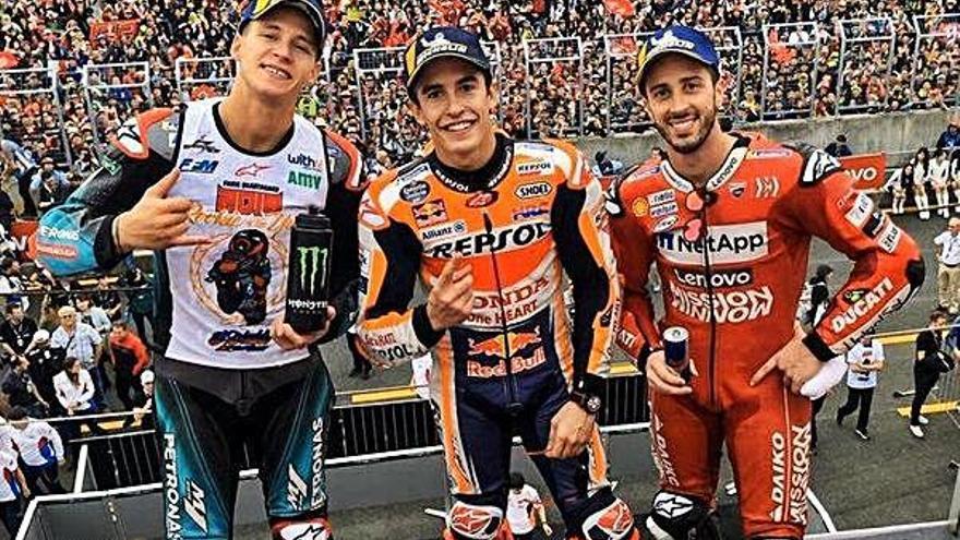 Márquez (centre) al podi amb Quartararo (esquerra) i Dovizioso (dreta)