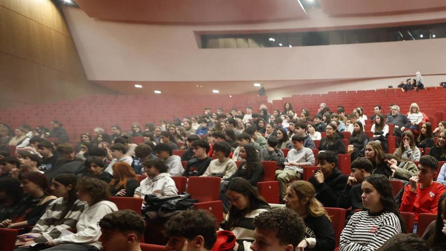 Algunos de los alumnos que acudieron ayer por la mañana  al  auditorio del Niemeyer.  | LUISMA MURIAS