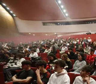 Ramón del Valle-Inclán muestra "lo que es un bulo" a los escolares