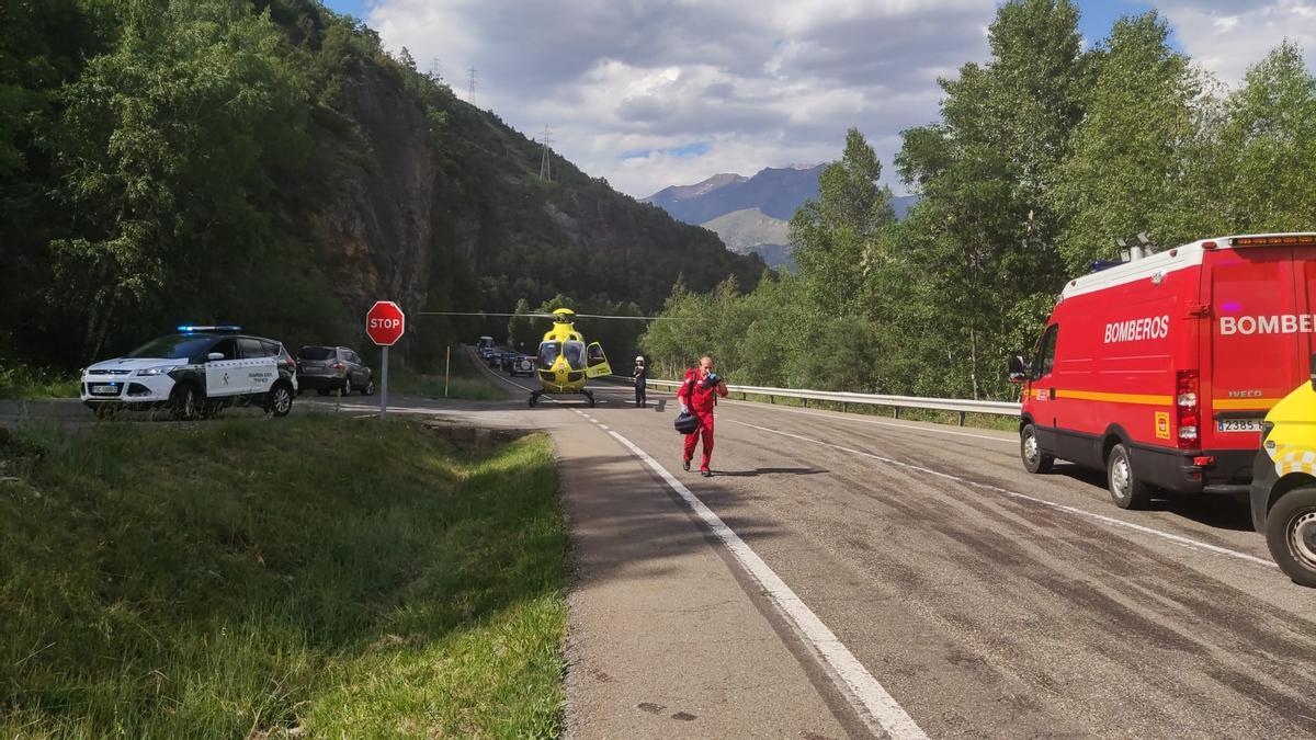 El helicóptero del 112, ayer, tras aterrizar en el tramo donde se produjo el accidente.