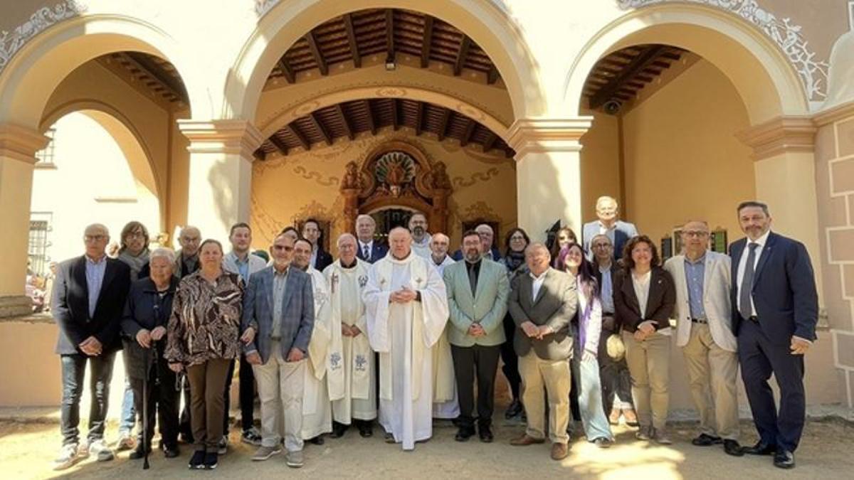 Representants institucionals i membres de l’organització, davant del santuari.